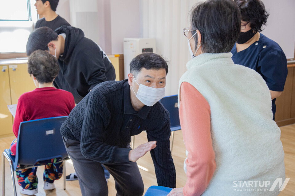 AI 맞춤 메이저 온라인 카지노, 80대 노인 보행능력 38.5% 향상... 을지대·비바랩스 공동 임상, 초고령사회 맞춤형 건강관리 가능성 입증