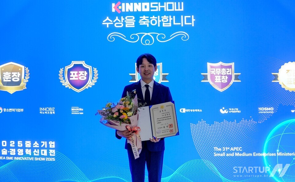 김영준 파블로항공 대표가 지난 4일 제주국제컨벤션센서터 열린 ‘2025 중소기업 메이저 사이트 추천 유공 시상식’에서 국무총리표창을 수상한 뒤 기념촬영을 하고 있다.