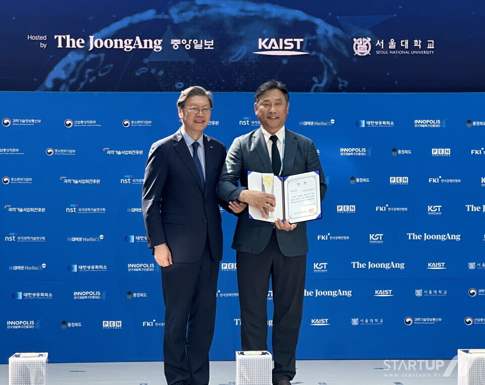 「革新的ブックメーカーオッズ国家としての2025大韓民国国際フォーラム」で韓国経済協会会長賞を受賞したシン・ドンウクCEO(右)。 (ブックメーカー野球提供)