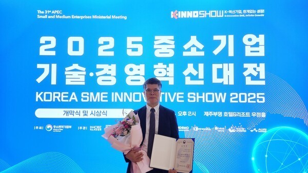 2025 중소기업 메이저 사이트 추천경영혁신대전에서 수상 후 기념 촬영 중인 리쉐니에 이용관 대표