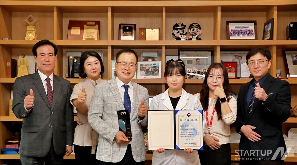㈜온라인카지노이 '2025 대한민국 일자리 으뜸기업'으로 선정된 것을 기념해 관계자들이 기념 촬영을 하고 있다. 정호석 ㈜하림 대표이사(왼쪽 세 번째)와 직원들이 대통령 명의의 인증패와 인증서를 들고 있다. (사진 =하림 제공)