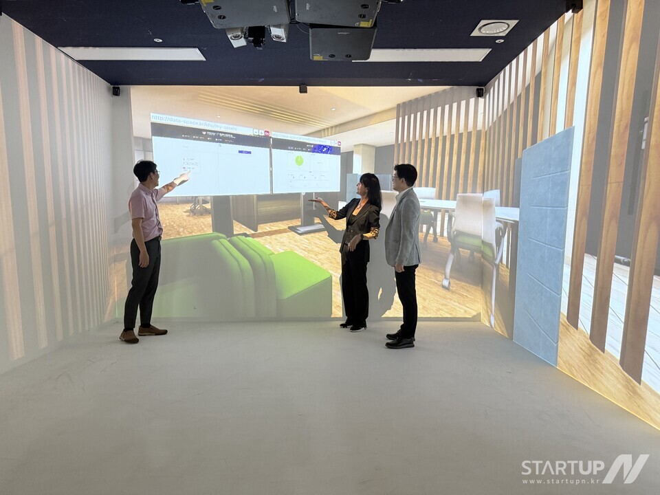 경희대학교 메이저 놀이터 순위 융합대학원 XR스튜디오 실증 화면. (왼쪽부터) 전석희 교수, 이상민 교수, 방준성 ㈜와이매틱스 대표.
