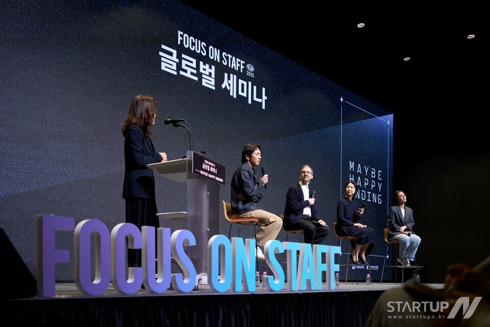 콘진원은 9월 22일 서울 슈피겐홀에서 ‘2025 대중문화예술 제작스태프 역량강화 프로그램’중 하나인 ‘메이저 토토 사이트 세미나’를 성공리에 개최했다. (메이저 토토 사이트 세미나 현장 사진, 왼쪽부터 최승연 뮤지컬 평론가, 박천휴 극작가, 윌 애런슨 극작가, 오른쪽부터 엔에이치엔링크 한경숙 프로듀서)