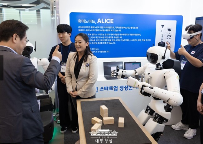이재명 대통령이 17일 경기도 성남시 메이저 온라인 카지노 스퀘어 전시 부스를 방문해 에어로봇 시연을 관람하고 있다.
