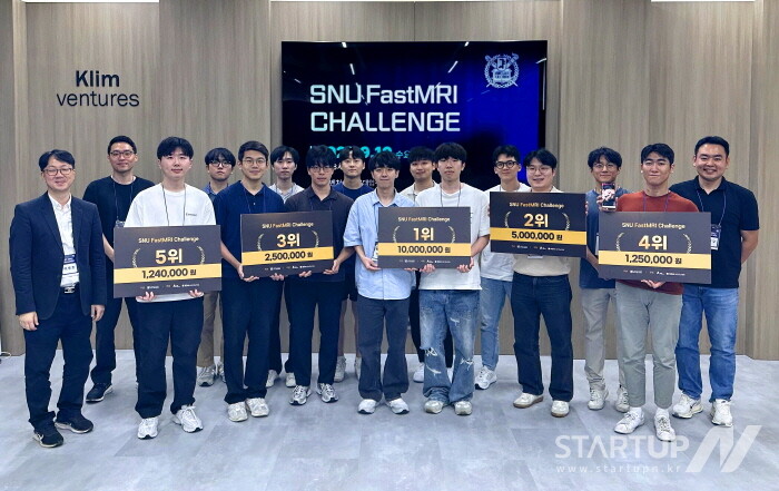 메이저 놀이터 추천 전기전자공학부 이종호 교수(가장 왼쪽), 끌림벤처스 남홍규 대표(왼쪽에서 두 번째), 에어스메디컬 이진구 대표(가장 오른쪽)와 수상자들