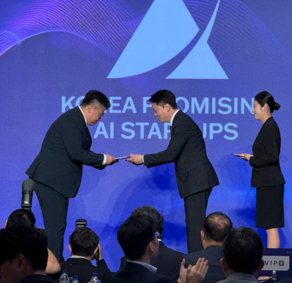 16일 서울 소피텔 앰배서더 서울 호텔에서 열린 ‘KPAS 2025’ 시상식에서 이재현 로아스 대표(왼쪽)가 김학균 한국벤처캐피탈협회 회장(오른쪽)으로부터 국내 유망 AI 메이저 놀이터 순위 선정패를 수여받고 있다.