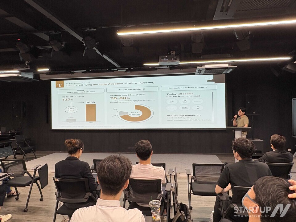 메이저 놀이터 순위 COO 김윤배 이사가 태국에서 열린 ‘2025 서울창업허브 공덕 글로벌 진출 프로그램’에서 자사의 AI 금융 분석 플랫폼을 소개하고 있다