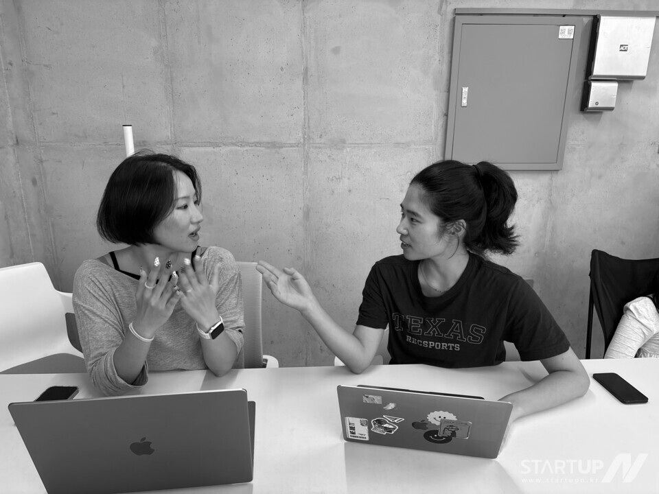 左からインタビューを受けるCEOのEunsol LeeとKyungun Kim