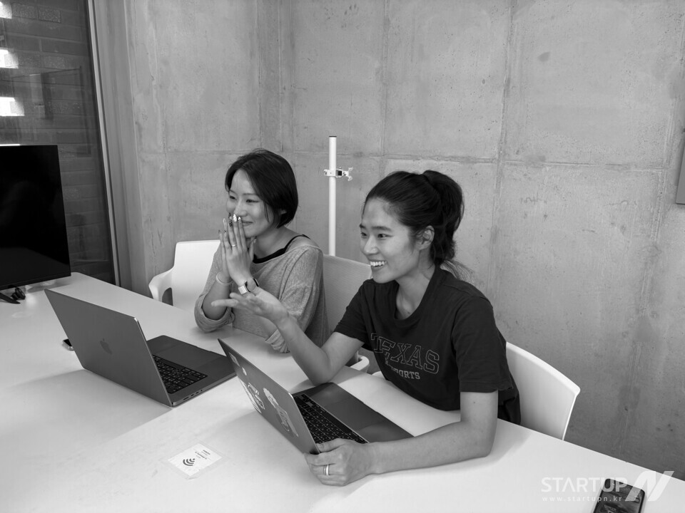 左からインタビューを受けるCEOのEunsol LeeとKyungun Kim