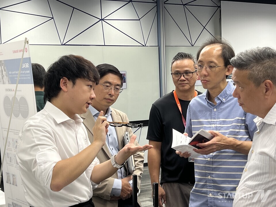 레티널의 노지원 사업개발리드(왼쪽 첫번째)가 스마트글라스 솔루션 메이저카지노사이트 시연을 하고 있다