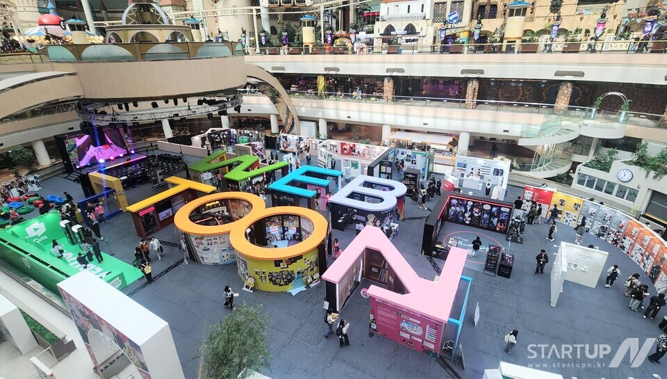 2025 世界ブックメーカー予想 サイトトゥーンフェスティバル会場写真（特別展示の様子）