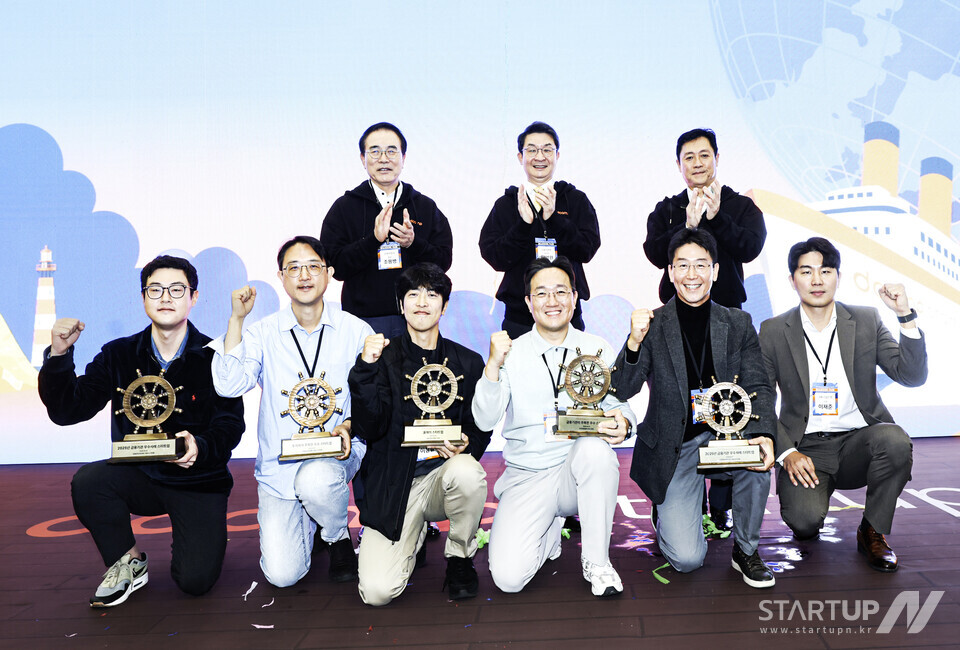 ブックメーカーオッズ OI #Finance イベントの優勝者が記念写真を撮っています。 （後列左から）チョ・ヨンビョン韓国銀行総連合会会長、イ・オグォン金融委員長、パク・ヨンフンDcamp代表、（下列左から）Ntalk代表パク・ジェジュン、ビッグテックプラス代表ハム・ベイル、リターンゼロ代表イ・チャムソル、南道市場代表ヤン・スンウ、エイムズ代表イム・ジョンユン、IBK産業銀行部長イ・ジェジュン