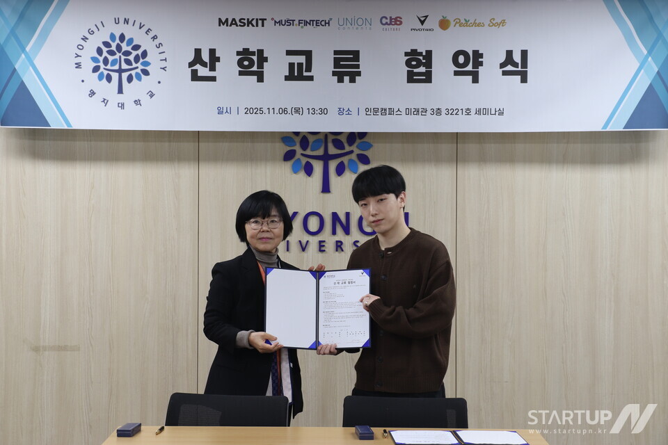 왼쪽부터 명지대학교 이미숙 학장, 피봇아카데미 이지우 원장