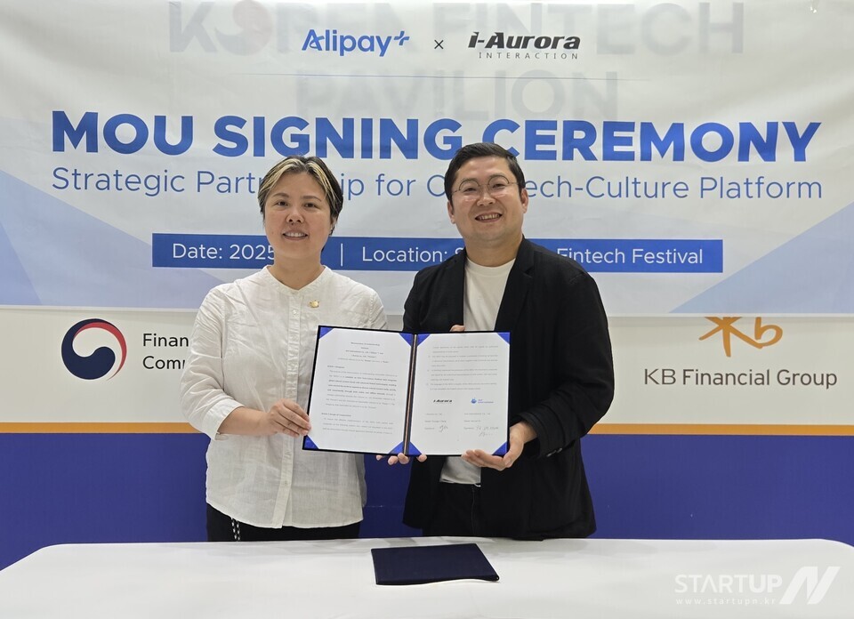 MOU체결한 Weixiao 알리페이플러스 북아시아/북아메리카 총괄 “Weixiao Jiang”(좌)와 메이저 사이트 순위 대표이사 “장영수”(우)