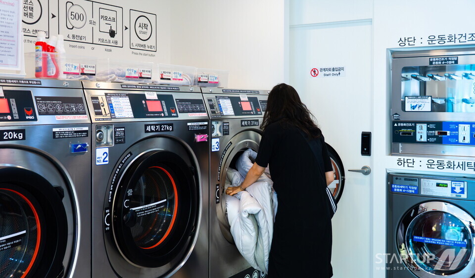 비싼 패딩 오래 입고 싶다면 드라이 말고 물세탁 해야 보온성↑(사진=워시큐)