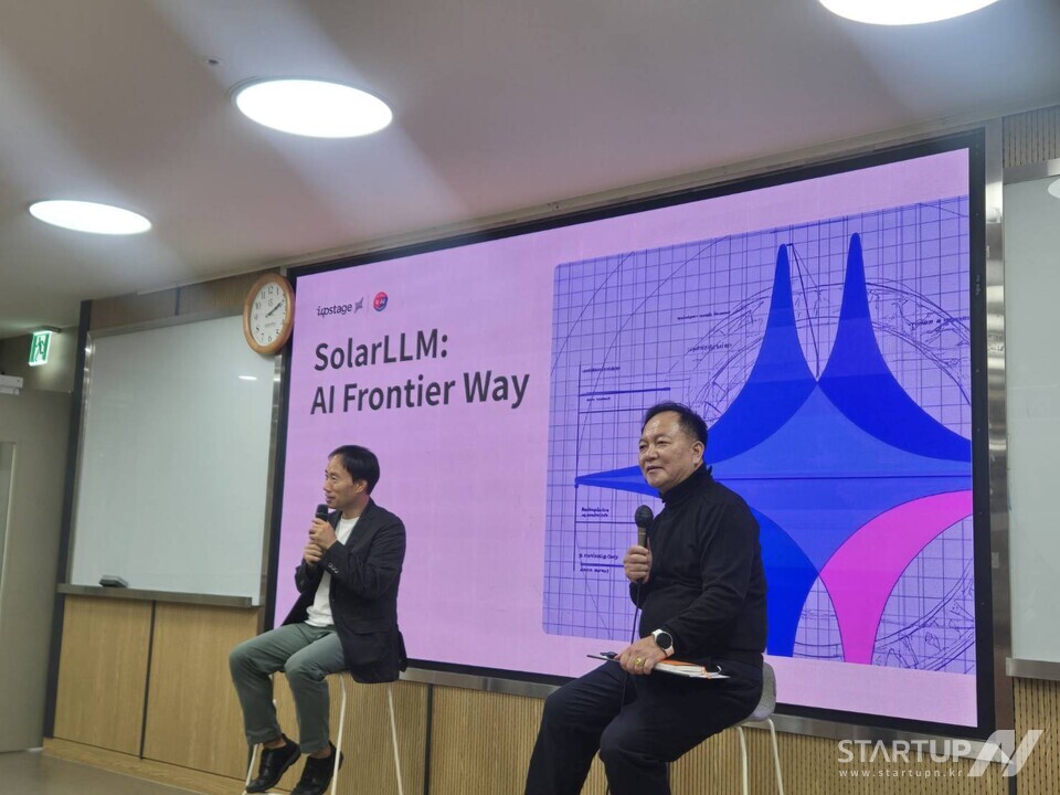 테크포AX콘서트에서 참가들과 대화하고 있다. 좌측부터 김성훈 업스테이지 대표, 조재완 성균관대 JA교수