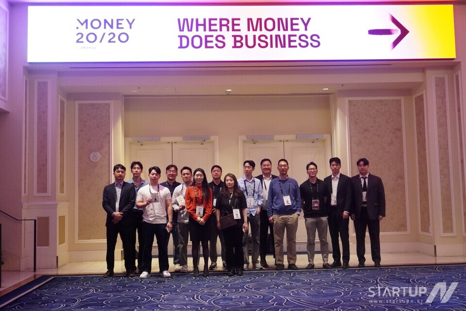 米国アクセラレーター プログラムに参加する企業による MONEY2020 展示会の集合写真