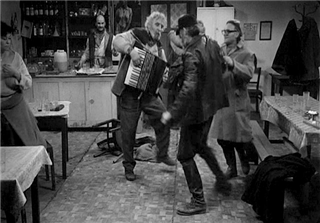 「サタン タンゴ」の一場面