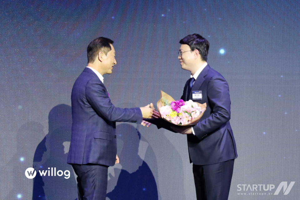 Willlogは、「2025年バイオイノベーション成長企業功績賞」で韓国バイオテクノロジー産業協会会長賞を受賞しました。韓国バイオ協会コ・ハンスン会長(左)から賞を受け取るペ・ソンフン代表取締役