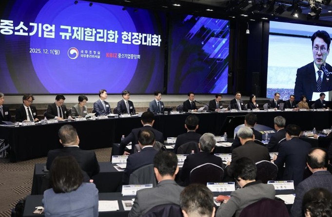 キム・ミンソク首相は1日、永登浦区の全国ブックメーカーオッズ総連合会KBIZホールで開かれたブックメーカーオッズ規制合理化に関する現地対話で講演している。