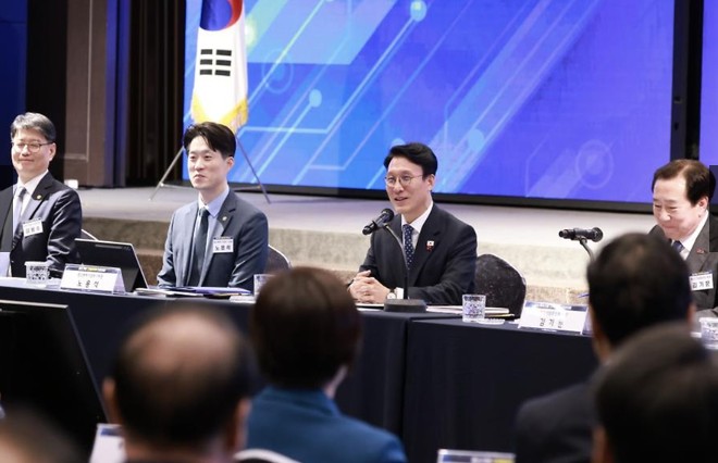 キム・ミンソク首相は1日、永登浦区の全国ブックメーカーオッズ総連合会KBIZホールで開かれたブックメーカーオッズ規制合理化に関する現地対話で講演している。