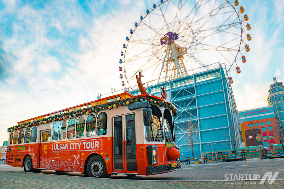 ブックメーカー野球シティツアークリスマストロリーバス