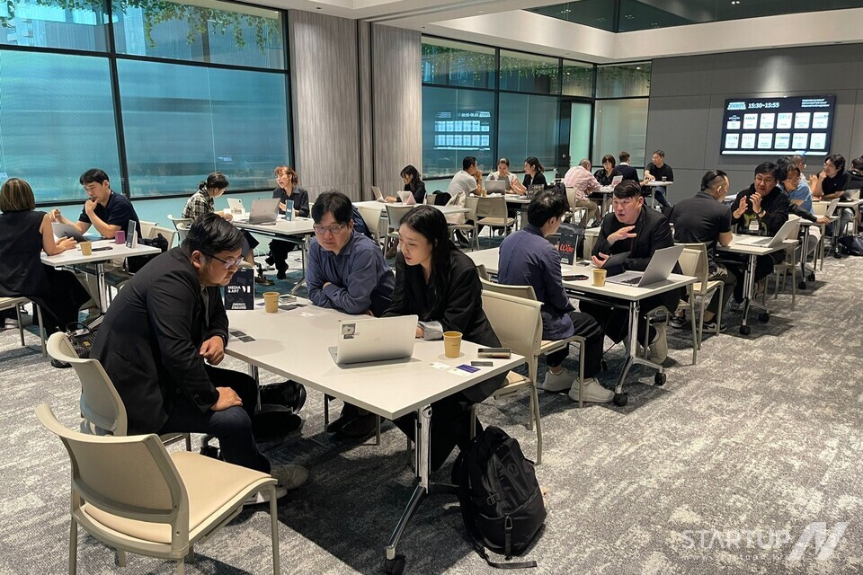 コンジンウォンは11月17日から19日までシンガポブックメーカーjリーグのGuokoミッドタウンで「Content IP Xcelerate in Singapore」を開催しました。 (商談セッションの現場写真)