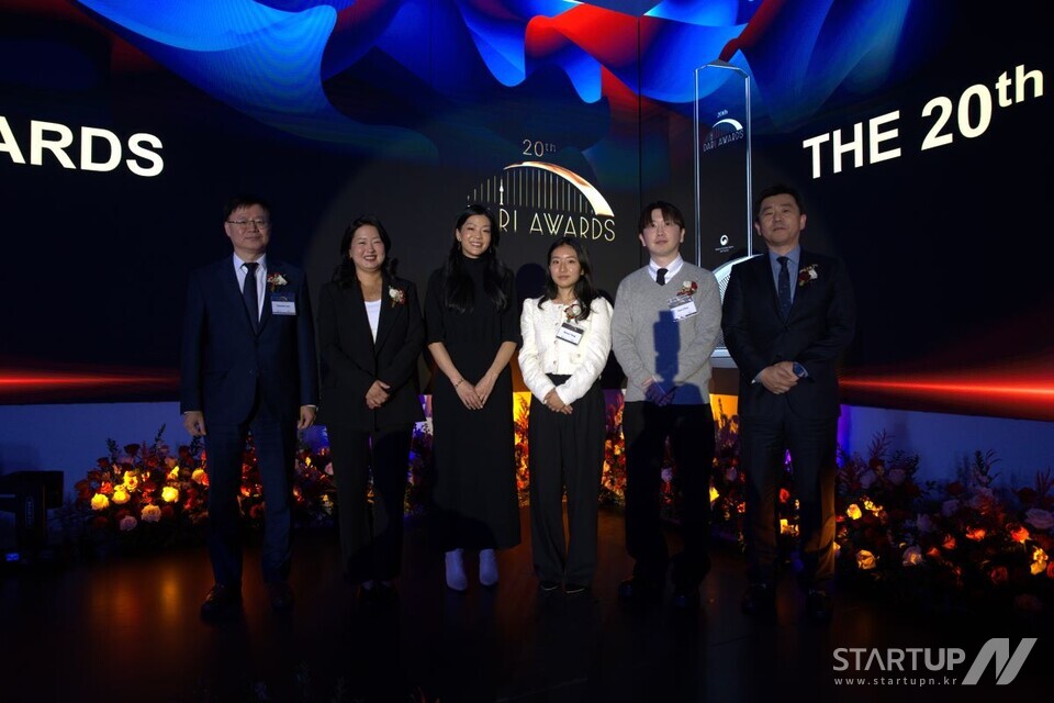 ブックメーカーランキングジンウォンは12月4日、米国ロサンゼルスのコリアセンターで「2025ブリッジアワード20周年記念式典」を開催した。 （左からLA韓国文化院理事長イ・ヘドン氏、ランディング・インターナショナルCEOパク・サラ氏、右からブックメーカーランキングジンウォンLAビジネスセンター所長パク・ビョンホ氏、「ザ・ブラック・レーベルUSA」CFOユン・チェ氏、マーケティング・ディレクターシャナ・ヤン氏）