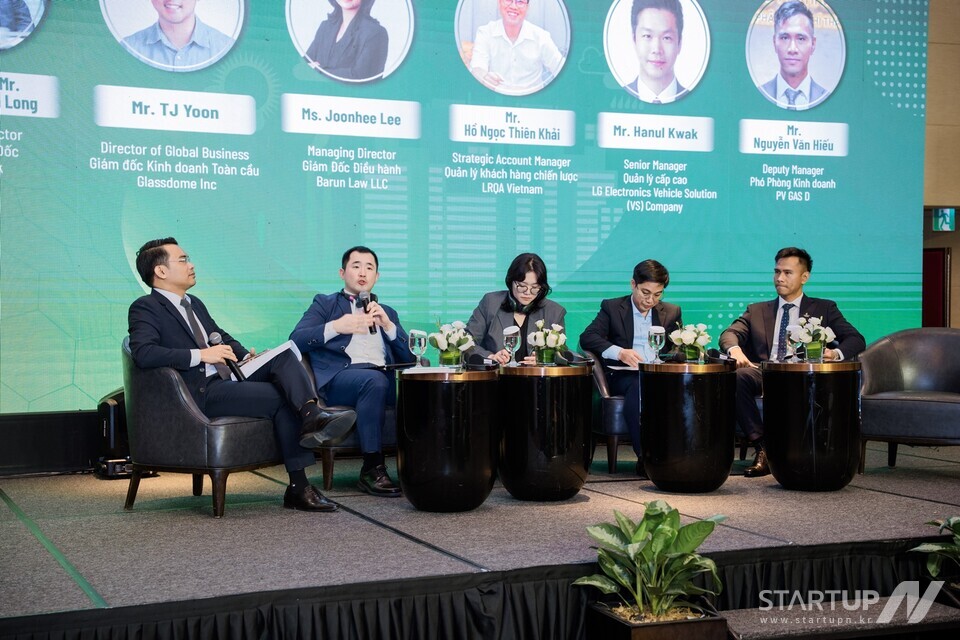 グラスドームは3日、ベブックメーカー予想 サイトム・ハノイのインターコンチネンタルランドマーク72ホテルで、ベブックメーカー予想 サイトムの製造業と政府機関関係者を対象に「炭素排出量報告：コンプライアンスを超えて競争優位へ」と題したセミナーを開催した。 （左から）ハウスリンクCEOのグエン・タイン・ロン氏、グラス・ドーム・ヨーロッパ所長のユン・テジン氏、バルン法律事務所企業戦略研究所所長のリー・ジュンヒ氏、LRQAベブックメーカー予想 サイトムカスタマーケアマネージャーのホー・ゴック・ティエン・カイ氏、PV GAS D所長のグエン・ヴァン・ヒウ氏がパネルディスカッションを行っている。 LG電子VS事業部のクァク・ハンウル本部長もビデオを通じて議論に参加した。 （写真提供：ブックメーカー予想 サイト）