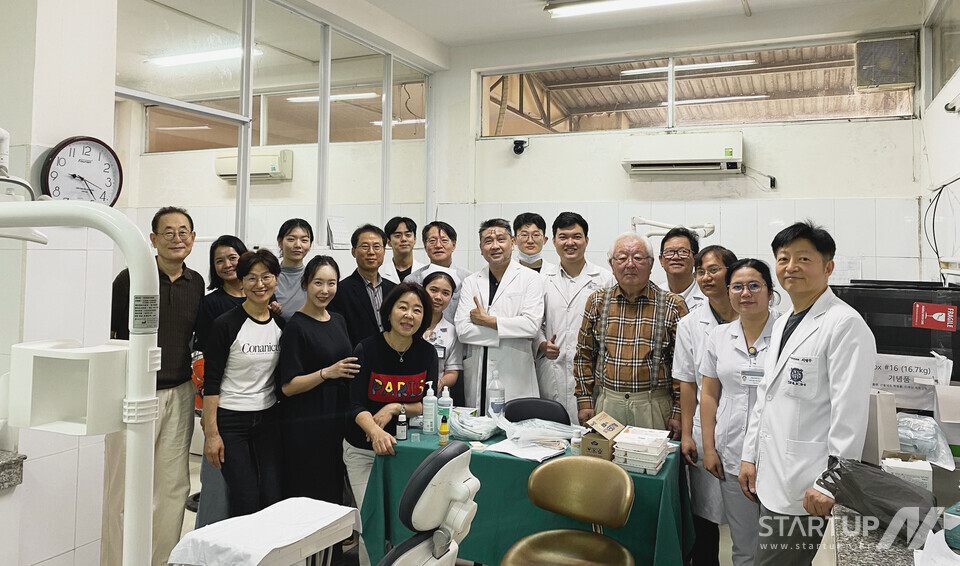 ベトナムでウィリアムヒルスポーツ患者の治療を支援したイルウンボランティアグループの医療スタッフとウィーバーマインド関係者