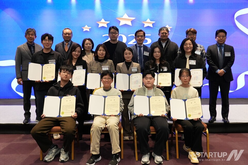 1列目、左から南谷小学校の生徒、クォン・ソユルさん、キム・ジウさん、オ・スンファンさん、チェ・ソヨンさん。 2列目左からチョ・ハナ講師、ファン・ジヨン講師、チョン・ウナ講師、オ・ウンソン講師、イ・ヒョンジュ講師、ハミラ講師。 3列目左から京畿道教職員連盟のイ・サンホ会長、ソ・テゴンブックメーカーオッズ一覧管理委員長、キム・ヒョンギョンブックメーカーオッズ一覧文化教育センター長、カン・ギュシク文化体育観光部。ブックメーカーオッズ一覧文化財団理事長ユ・ビョンハン氏、コンジンウォン事務局長キム・ナムゴル氏、コンピュータ教師協会理事長カン・ソンヒョン氏、韓国創造情報文化協会会長イ・ジェホ氏