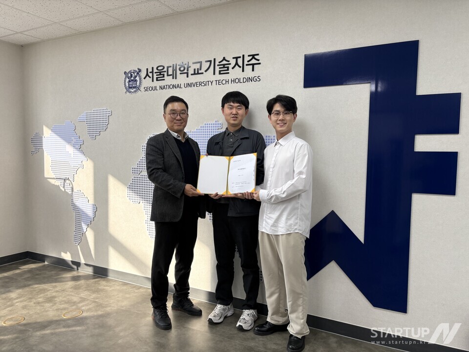 左から、ソウル大学テクノロジーホールディングス CEO モク・スンファン氏、Leviosa ブックメーカーボーナス CEO チュ・ハラム氏、共同創設者チュ・ハダム氏 (写真 = ソウル大学テクノロジーホールディングス)