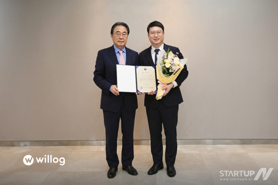 ウィリアムヒルスポーツリアムヒルスポーツロックは、輸入食品の安全管理への貢献により食品医薬品安全大臣賞を受賞しました。記念撮影する食品安全協会オ・ギュソプ会長(左)とウィリアムヒルスポーツリアムヒルスポーツロログ代表ペ・ソンフン氏