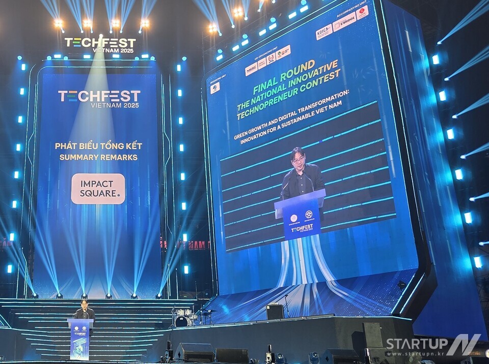 12月12日に開催されるTECHFEST VIETNAM 2025のデモデーイベントで閉会の挨拶をするImpact Square CEOのド・ヒョンミョン氏。