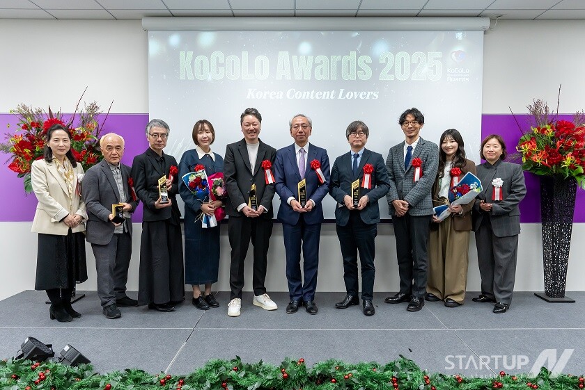 左からパク・ヨンヘ在日本ブックメーカーボーナス文化院理事長、デジタルコンテンツ協会（DCAJ）専務理事加藤公隆氏、TWIN取締役松本つくる氏、TBSテレビ社員パク・ユジン氏とマネージャー渡邉拓海氏、BS日テレ社長粕谷隆之氏、TCエンタテインメント取締役金箱明宏氏、山本武秀マネージャー、社員竹内沙絵氏、コンジンウォン・イ・ヘウン東京ビジネスセンター所長