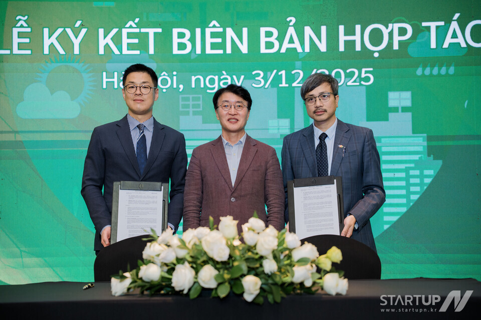 左から、ベトナム・ハノイのインターコンチネンタル ランドマーク 72 ホテルで、炭素データを活用したデジタルトランスフォーメーション（DX）事業を推進するための戦略的事業協定（MOU）を締結し、記念写真を撮っているグラスドームのジンギ・ハム最高経営責任者（CEO）、スマート製造革新推進機構（KOSMO）のアン・クァンヒョン代表、ブックメーカー入金不要 ボーナスグループのCDOのグエン・クオック・ドン氏。 3番目。 （写真提供：ガラスドーム）