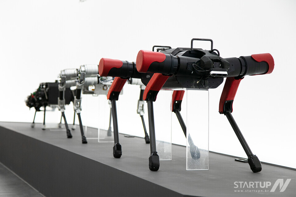 ブックメーカーjリーグ 自社開発の四足歩行ロボット AIDIN シリーズ