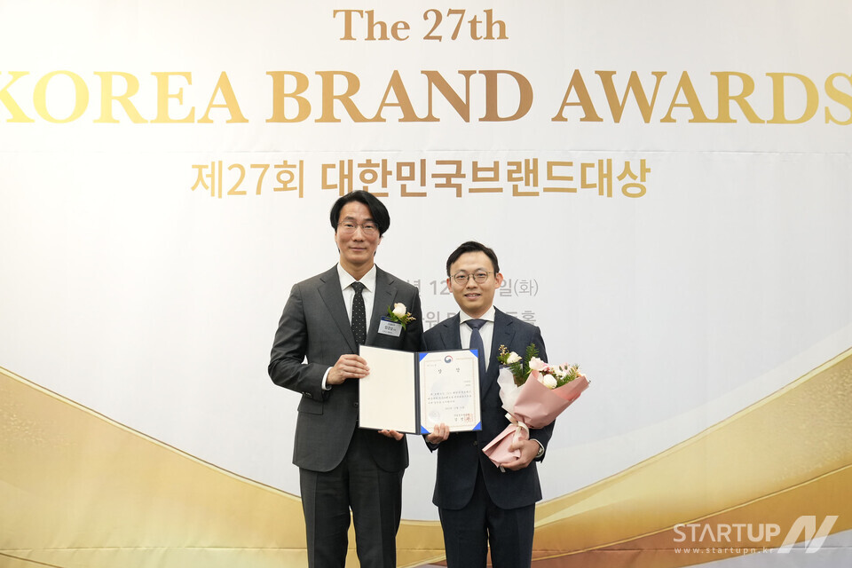 23日午後、「韓国ブランド賞」授賞式で文成敏（ムン・ソンミン）海外ブックメーカー事業推進本部長（右）が長官賞を受賞している。左側は産業通商資源部技術設計部のイム・ギョンソプチームリーダー