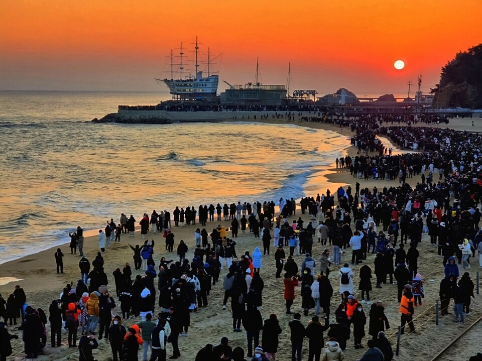 日没と日の出が同時に…江陵海外ブックメーカー鎮「世界最大の砂時計」25周年記念公演