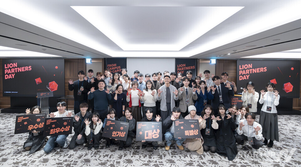 記念写真を撮る「ライアン パートナーズ デー」の参加者