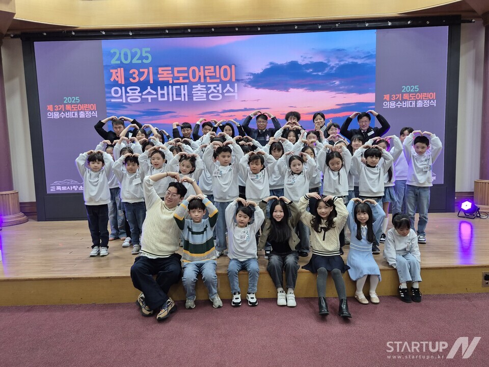 第3期ブックメーカー予想 サイト児童挺身隊の集合写真