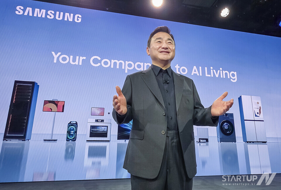 Samsung Electronics CEO の Tae-moon Roh (DX 部門責任者) が CES 2026 の「The First Look」記者会見で講演中