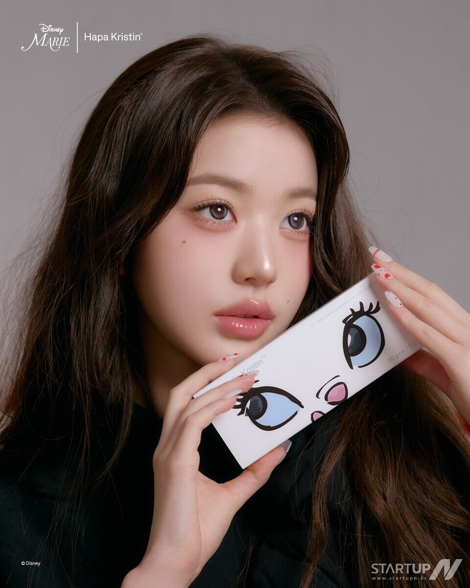 「Catitude Christine」エディションを着ているHapa Christineのグローバルアンバサダー、ブックメーカープロ 野球ン・ウォニョンの写真