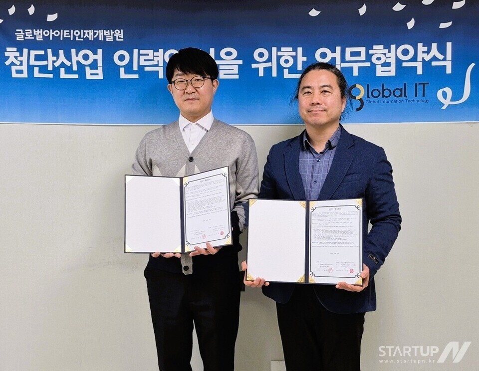 業務提携式で、グローバルIT人材育成院のチョ・ジェヒョク所長(左)とチョロクソフトのキム・ミョンラク代表取締役(右)が記念写真を撮っている。 (写真提供：チョロクソフト)