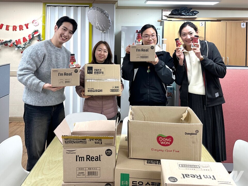 スマート衣類回収ソリューション会社の Green Loop が Payiot 寄付参加者とともに多文化家族サポート センターに商品を届けます