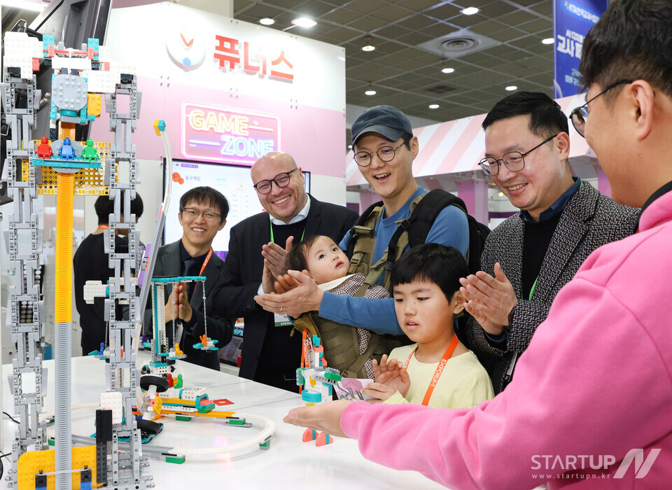 デンマークレゴエデュケーション本社のグローバルコンテンツディレクターであるSoren Thomsenと韓国総括責任者のチャン・ジェヨン理事が観客に「Computer Science & AI」製品を披露している