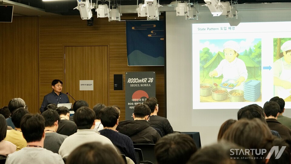 ブックメーカー野球_プレゼンテーションを行うチームリーダー、キム・ジョンヒョン