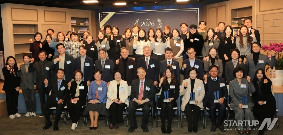 SIA KOREA メンバー、受賞者、出席者が集合写真を撮っています