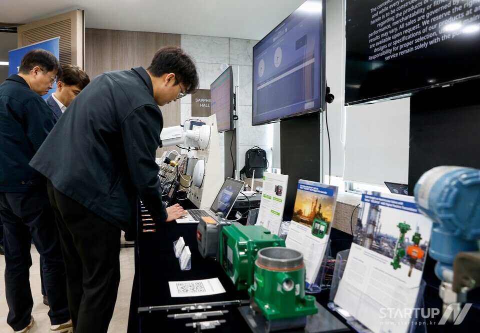 Daejeon 2026 Tech Connect に参加した顧客がデモ展示ゾーンを見ています。